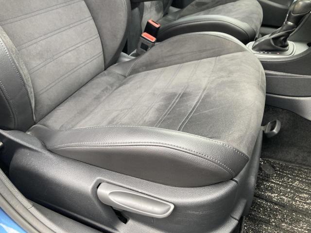 アルカンターラ＆レザレット素材を使用したスポーツシート。運転席および助手席にはシートヒーターも装備、寒い季節には大変うれしいアイテムです。