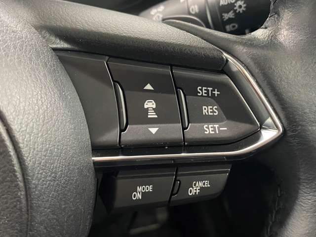 【ACC】一定速度での巡航はもちろん、前方の車両との距離を一定に保ちながら自動で加減速を行います。高速道路走行時には大変嬉しい機能です。