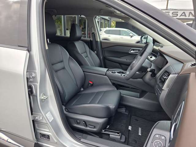 運転席は視認性や操作性を重視したつくりで、どなたでも扱いやすく快適にお乗りいただけます。清掃を行い、安心してご覧いただける状態で展示しております。