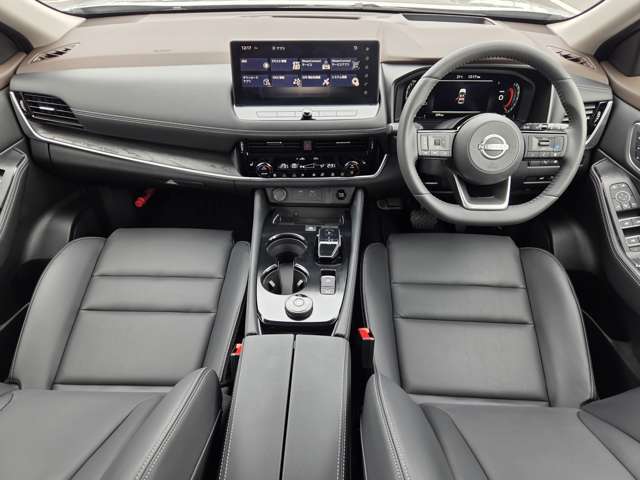 当店在庫車はすべてルームクリーニング済みでインパネ全体は視認性と操作性を重視したレイアウト。どなたでも扱いやすく、快適にお乗りいただけます。