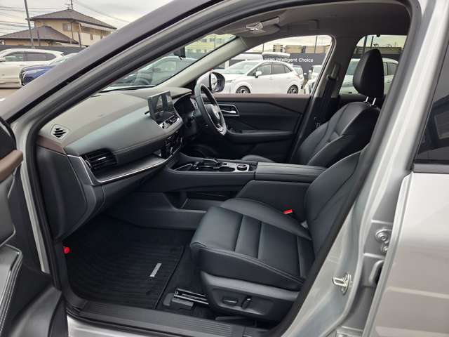 助手席もゆとりある設計で、乗り降りしやすく快適に過ごせる空間です。同乗者の方にも安心してお乗りいただけます。