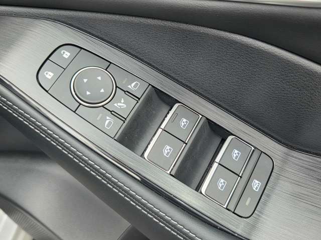 パワーウィンドウや自動ドアロック機能もございます。