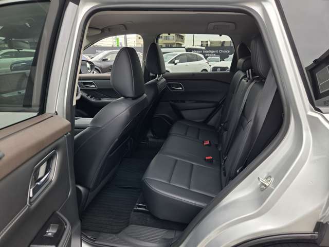 後部座席もゆったりくつろげます