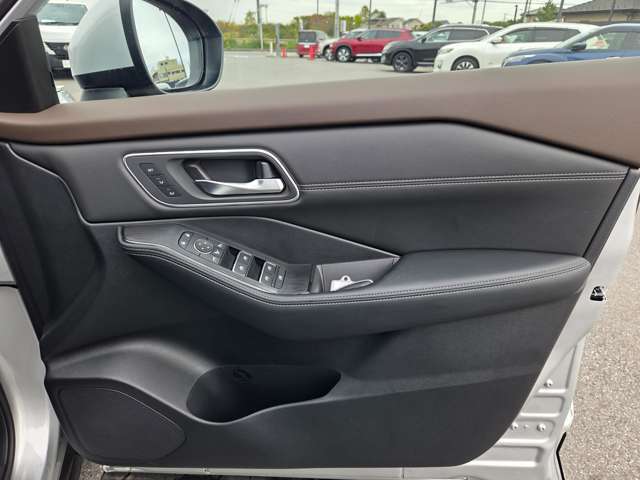 パワーウィンドウや自動ドアロック機能もございます。