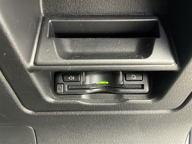 【ETC】有料道路を利用する際に料金所で停止することなく通過できる、ETC車載器（ノンストップ自動料金収受システム機器）が装備されています。セットアップを行うことで利用可能になります。