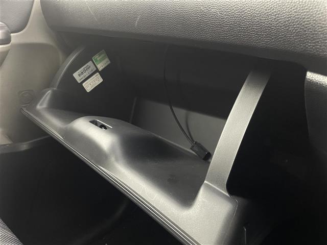 【グローブボックス】車検証ケースや、日頃使う小物類の収納に便利ですね！