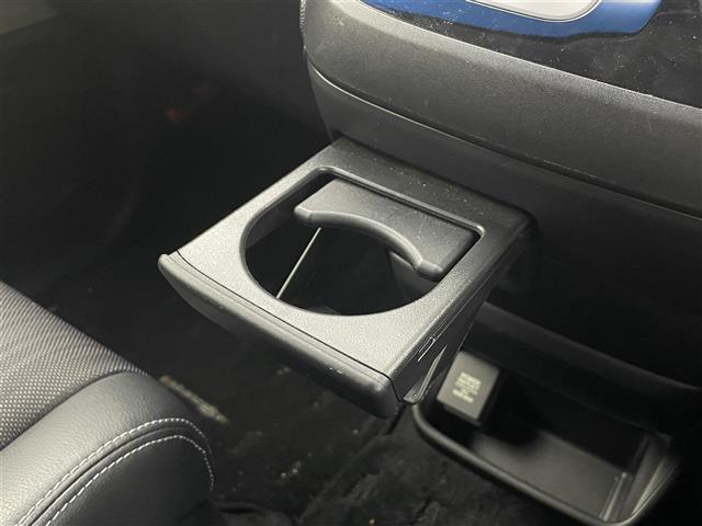 【ドリンクホルダー】長時間のドライブを快適に過ごすために、必須の車内アイテムですね。