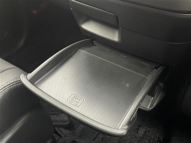 【フロアマット】車内を綺麗に保つのには必須のアイテムです。当店ではフカフカな新品マットも絶賛取り扱い中！ぜひご相談くださいませ。
