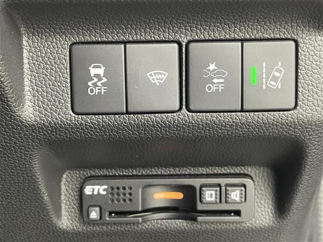 【ETC】有料道路を利用する際に料金所で停止することなく通過できる、ETC車載器（ノンストップ自動料金収受システム機器）が装備されています。セットアップを行うことで利用可能になります。