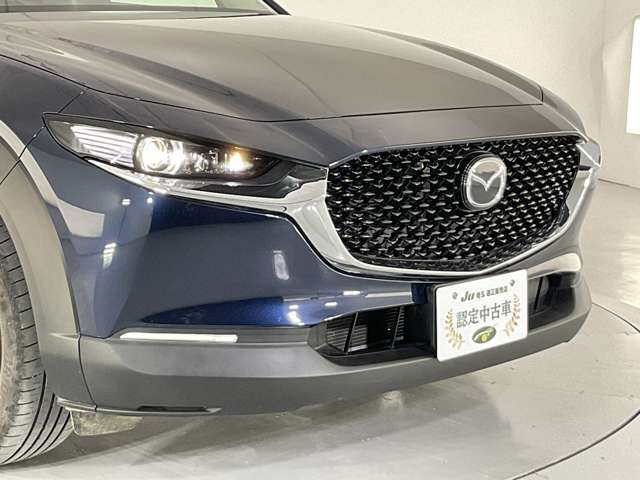 当店では仕入れた車両を撮影スタジオ完備の商品管理センターにて室内クリーニングや外装の磨き施工等、徹底した商品車仕上げを行っております。