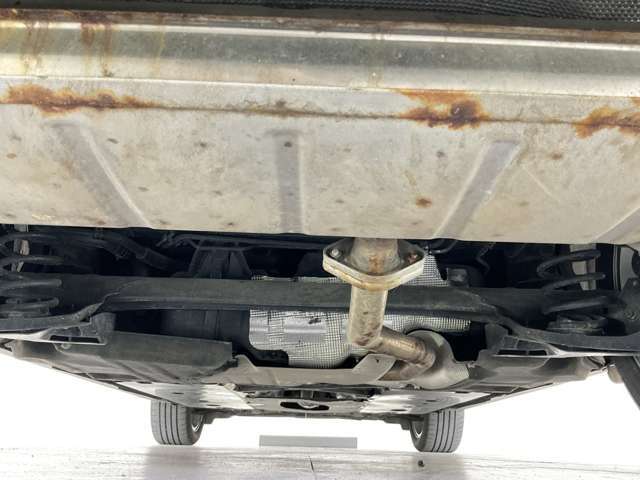 中古車だと気になる足廻り＆下廻り・・・ご覧の通り状態良好◎沿岸部や降雪地にお住まいのお客様もご安心ください♪