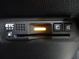 デザインスッキリのビルトイン『ETC』！高速道路の特典はもちろん、キャッシュレスなので料金所では徐行するだけで通過可能です！