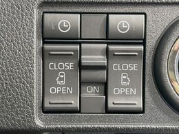 【ハンズフリー機能付き両側パワースライドドア】スライドドアの下に足先を入れてすぐ引くと、自動的にスライドドアが開閉します！荷物で両手がふさがった状態でも、ドアの開閉ができてとっても便利！