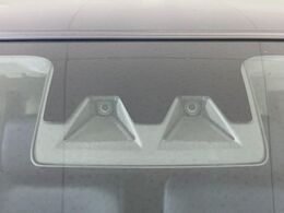 【スマートアシスト】走行中に前方の車両等を認識し、衝突しそうな時は警報とブレーキで衝突回避と被害軽減をアシスト。より安全にドライブをお楽しみいただけます。