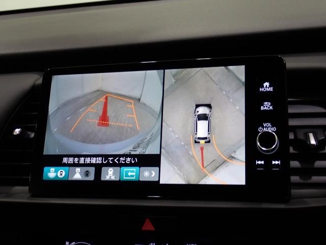 リヤカメラはもちろん、全周囲の状況を表示するマルチビューカメラ搭載。車庫入れも縦列駐車もこれで怖くありません。