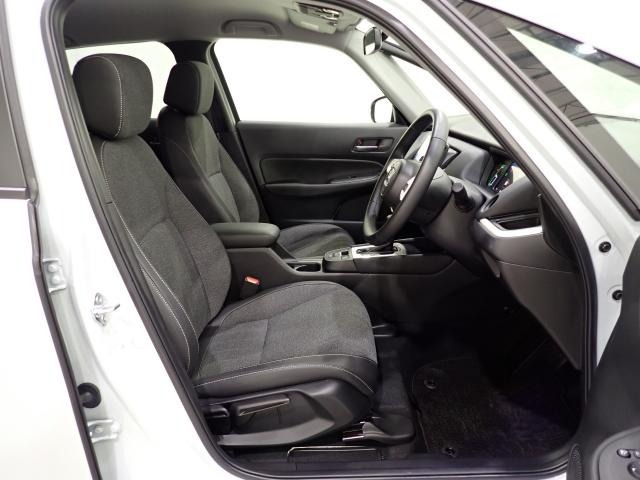 低重心フロア＋センタータンクレイアウトによる安定した走りと、広い車内空間が実現しております。