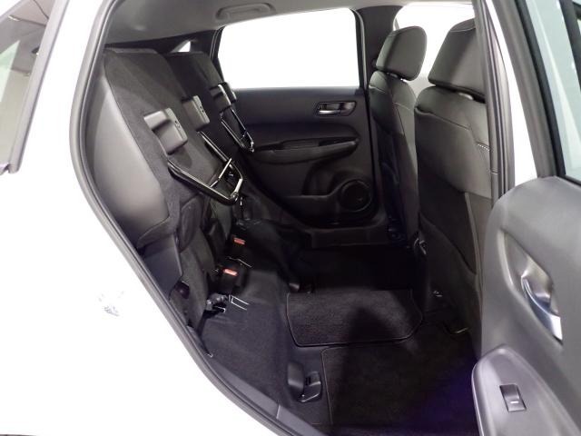 リアシートの座面をはねあげれば、横倒し出来ない背の高い荷物も載せられます。多彩なシートアレンジ！