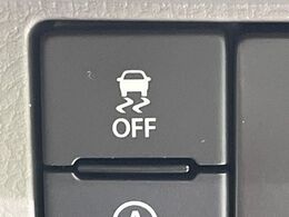 【横滑り防止装置】車両の横滑りを感知すると、自動的に車両の進行方向を保つように車両を制御します。雨の日など滑りやすい路面状況でも安全な運転が可能です。
