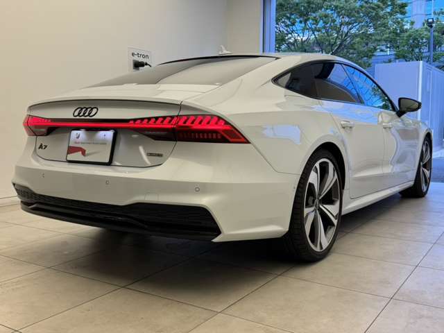 当店ではAudiの定める100項目に及ぶ納車前の法定点検整備を無料で実施後、ご納車しております。また、認定中古車の保証期間は販売会社によって異なりますが、当店では1年間の長期保証を無償付帯しております。