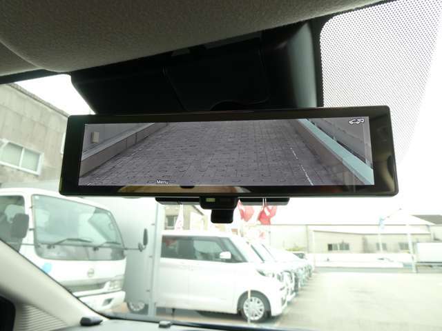 インテリジェント ルームミラーは、車両後方のカメラ映像をミラー面に映し出すので、車内の状況や、天候などに影響されず、いつでもクリアな後方視界が得られます