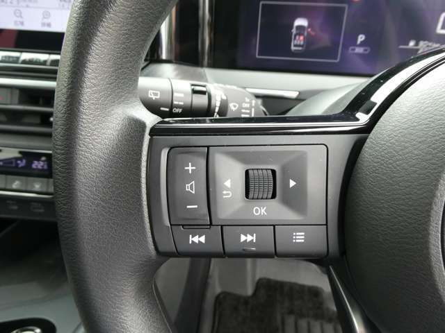 運転走行も画面に触れることなく手元操作が可能な便利なハンドルリモコン。