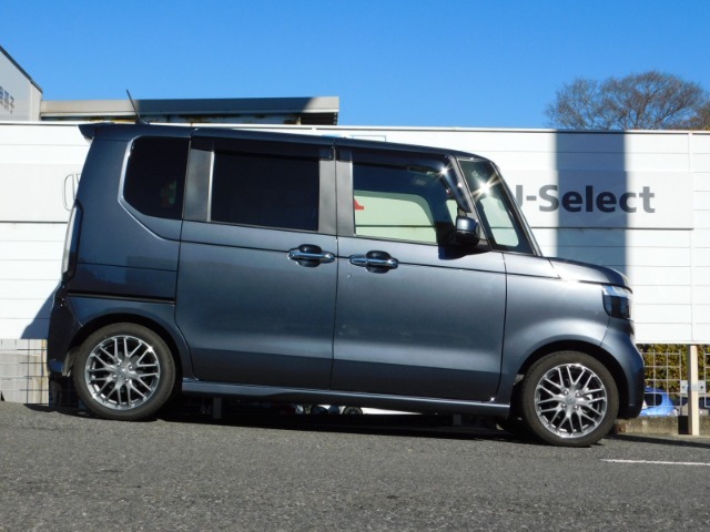 車輌右横になります！車両販売や買取、車検、点検その他一般整備、板金修理、任意保険などなどお車のことならなんでもお任せください！整備や修理もお安く頑張らせて戴きます！