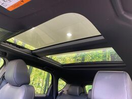【サンルーフ】開放感たっぷりの希少装備、サンルーフが装着されています！車内に明かりを取り入れたり景色を楽しむ以外にも、車内の空気も簡単に換気できて快適です！
