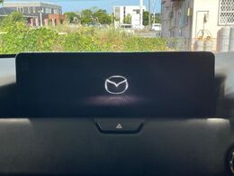 【12.3インチマツダコネクト】車内の雰囲気にマッチした大型ディスプレイ。スマホ接続でのナビ使用やBluetooth再生等、様々な機能が楽しめます。直感的なダイヤル操作が可能で、使い勝手も良好です。