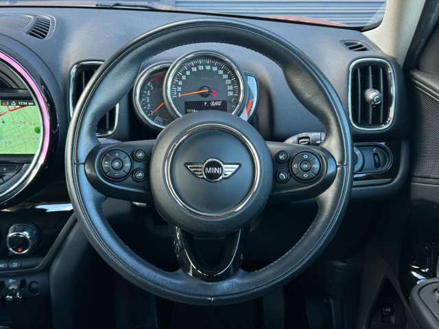 手になじみやすいステアリングで左右の機能でナビに触らず、音量調整や切り替えができるので、走行中にとても便利です！