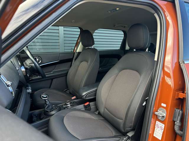 ヘタリ・汚れ等もなく、きれいな状態を保っています！足元もゆったりとしたスペースがあるので十分に快適なドライブが期待できます☆