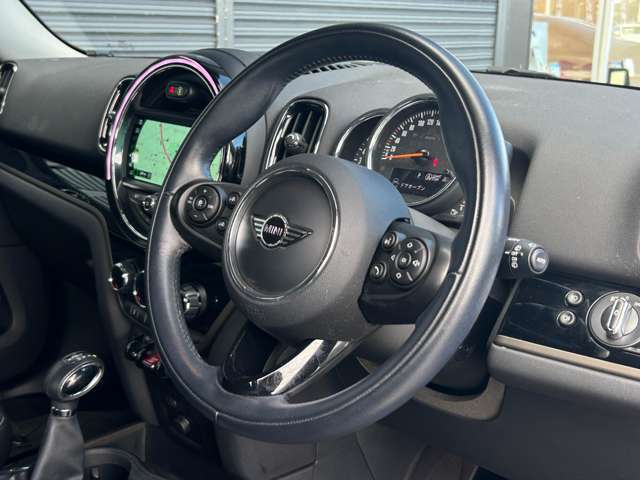 手になじみやすいステアリングで左右の機能でナビに触らず、音量調整や切り替えができるので、走行中にとても便利です！