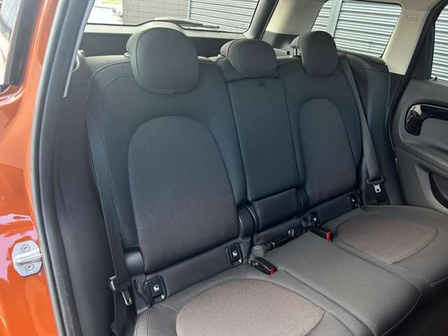 ヘタリ・汚れ等もなく、きれいな状態を保っています！足元もゆったりとしたスペースがあるので十分に快適なドライブが期待できます☆