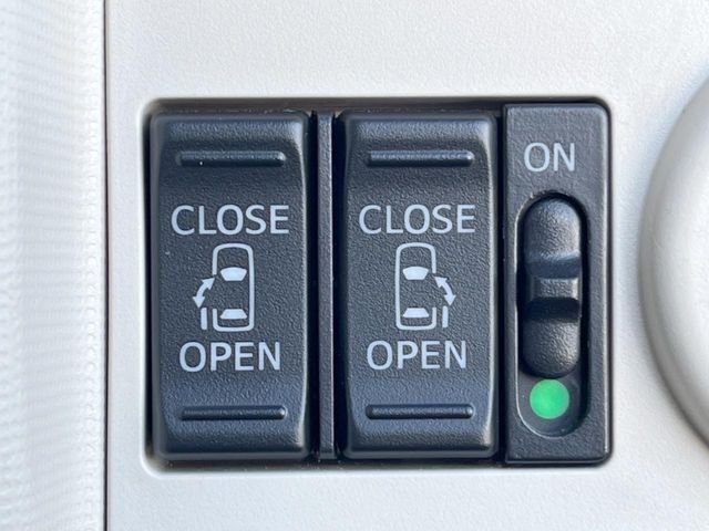 【両側パワースライドドア】スマートキーや運転席のスイッチで後席両側スライドドアの開閉が可能♪電動だから力を入れてドアを開ける必要が無く、小さなお子様でも簡単に開け閉めでき快適です♪