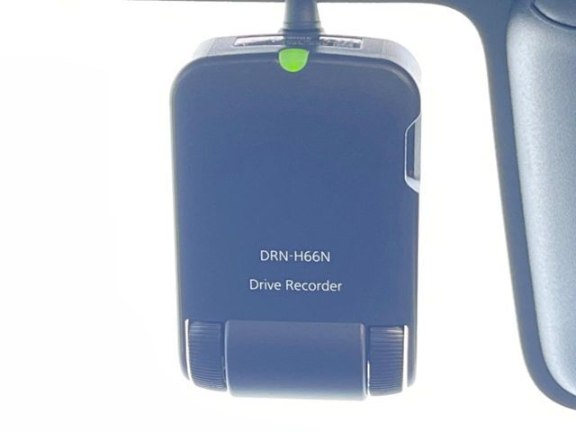 【ドライブレコーダー】安心・安全なカーライフに必須のドライブレコーダーを装備！走行中はもちろん、あおり運転や事故に遭遇した際の状況も映像で記録し、万一のリスクに備えます。