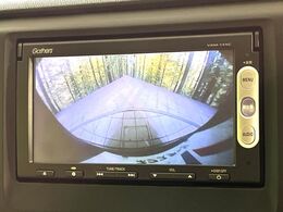 【バックカメラ】駐車時に後方がリアルタイム映像で確認できます。大型商業施設や立体駐車場での駐車時や、夜間のバック時に大活躍！運転スキルに関わらず、今や必須となった装備のひとつです！