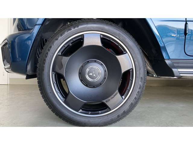 【タイヤ空気圧警告システム】タイヤ空気圧警告システムは4本の車輪の回転数や空気圧を計測し、異常が発生した場合はディスプレイ上に警告を表示します。