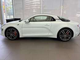 運転する人のために、いっしょに乗る人のために。 目に入るもの、手に触れるもの、すべてに心地よさを求めました。