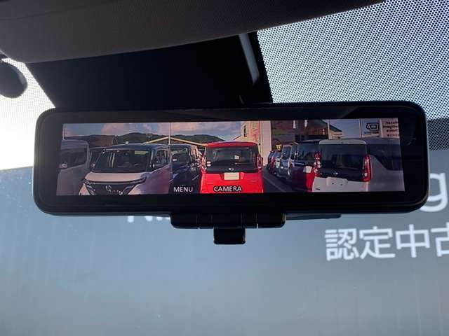 【インテリミラー】車両後方にあるカメラの画像をルームミラーに映し出します。シーンに応じて液晶モニターとミラーとを任意に切り替えることもできます