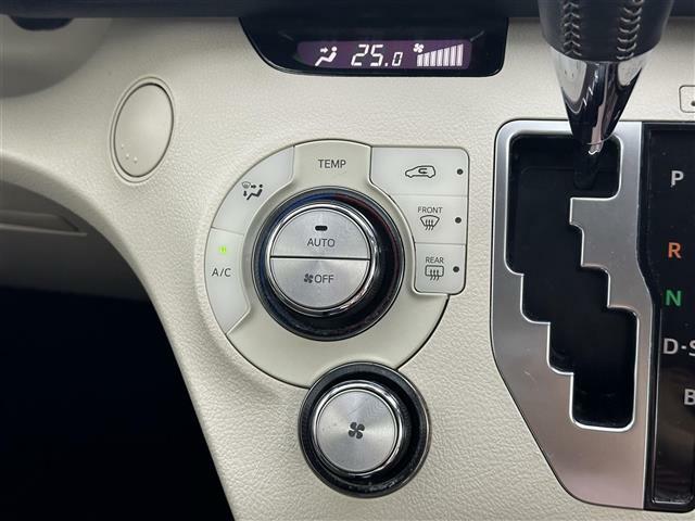 【フルオートエアコン】お好みの温度に設定しておくだけで車が風量を自動調整。