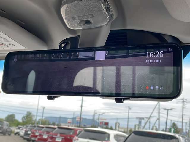 【　デジタルインナーミラー　】車両後方カメラの映像をミラーに映すことが出来ます。 そのため、後席に人や荷物があって後方が見えづらい場合でもしっかり視界を確保することが出来ます。