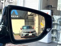 【ブラインドスポットモニター】走行中、ドアミラーの死角になりやすい箇所に後続車が接近するとサイドミラーのレンズに警告を表示！ドライバーに注意喚起をしてくれます。