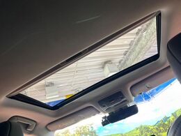 【サンルーフ】開放感たっぷりの希少装備、サンルーフが装着されています！車内に明かりを取り入れたり景色を楽しむ以外にも、車内の空気も簡単に換気できて快適です！