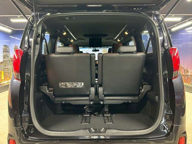 トランクスペースも充分な広さがございます。ゴルフバッグも収納可能です。