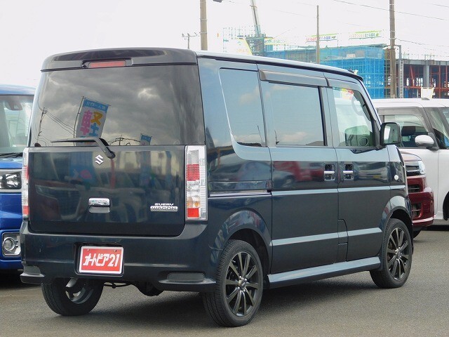 弊社は自動車（新車・中古車)の販売だけではなく、自社整備工場1カ所、鈑金工場2カ所を所有しております。