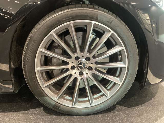 雨天でもゆっくりとお車をご覧いただけます。