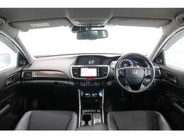 内装カラーは人気の黒系です。内装各部のパーツが使いやすい配置です。高級感満載の乗り心地が良い装備になっております！