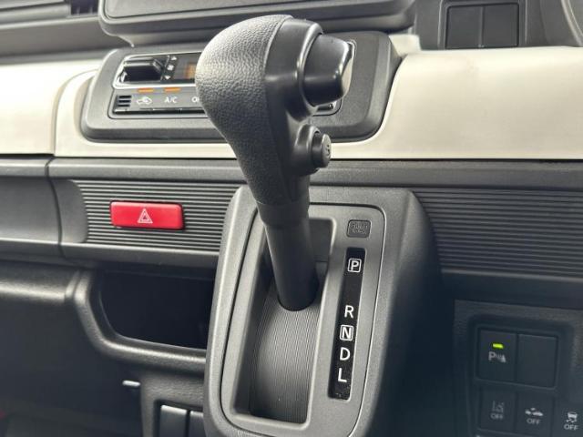 WECARSの展示場では実際に見て、触ってお車をお選びいただけます！知識の豊富な営業スタッフが様々なカーライフをご提案いたします！