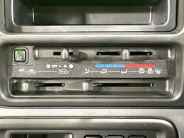 寒い冬も暑い夏も全席に快適な空調を届けてくれる、エアコンを装備♪