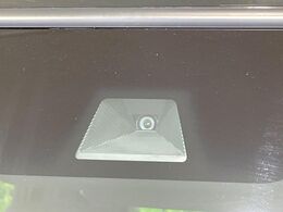 【ホンダセンシング】走行中に前方の車両等を認識し、衝突しそうな時は警報とブレーキで衝突回避と被害軽減をアシスト。より安全にドライブをお楽しみいただけます。