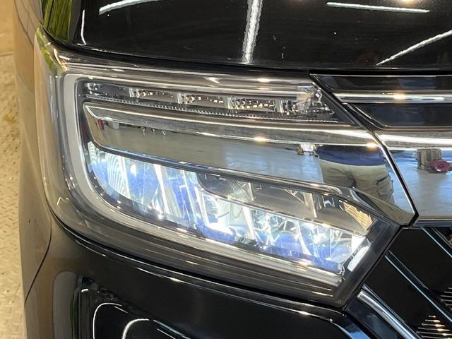 【LEDヘッドライト】悪天候や夜間走行時も良好な視界を確保し安心して運転できる高輝度LEDヘッドライトを装備！点灯速度が早く、消費電力も抑えられています。